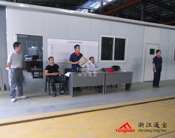 廠長(zhǎng)進(jìn)行總結(jié)發(fā)表言論